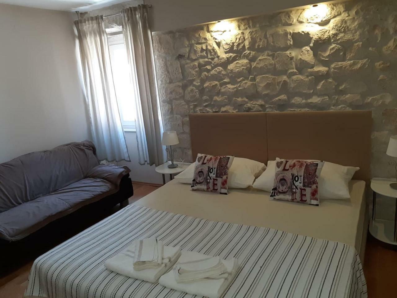 Carol Rooms Трогир Екстериор снимка