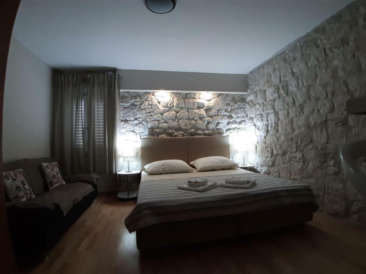 Carol Rooms Трогир Екстериор снимка