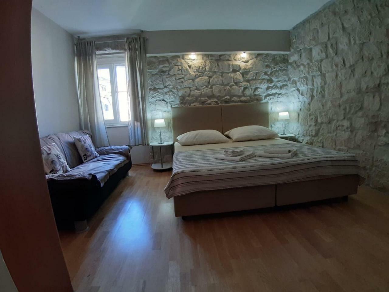 Carol Rooms Трогир Екстериор снимка