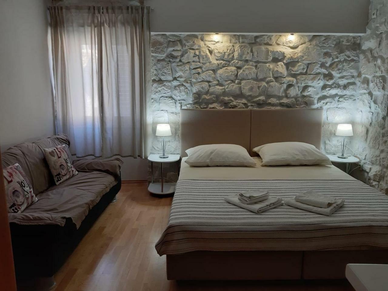 Carol Rooms Трогир Екстериор снимка